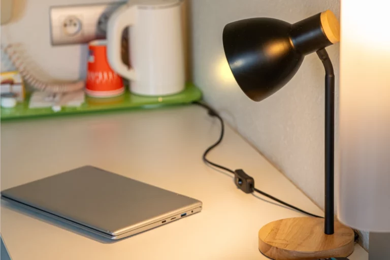 Coin bureau et plateau de courtoisie