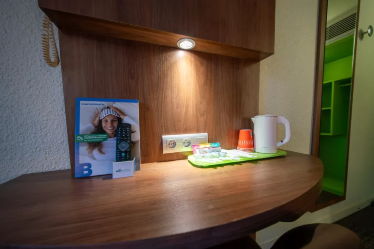 Coin bureau et plateau de courtoisie