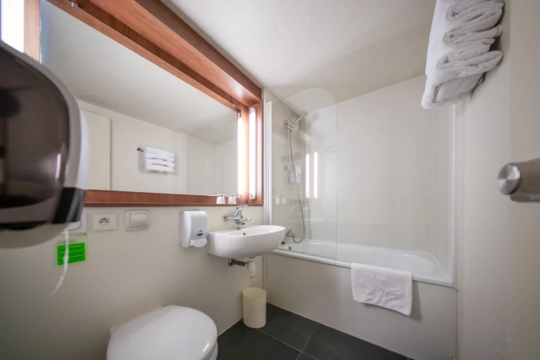 Salle de bain de la chambre
